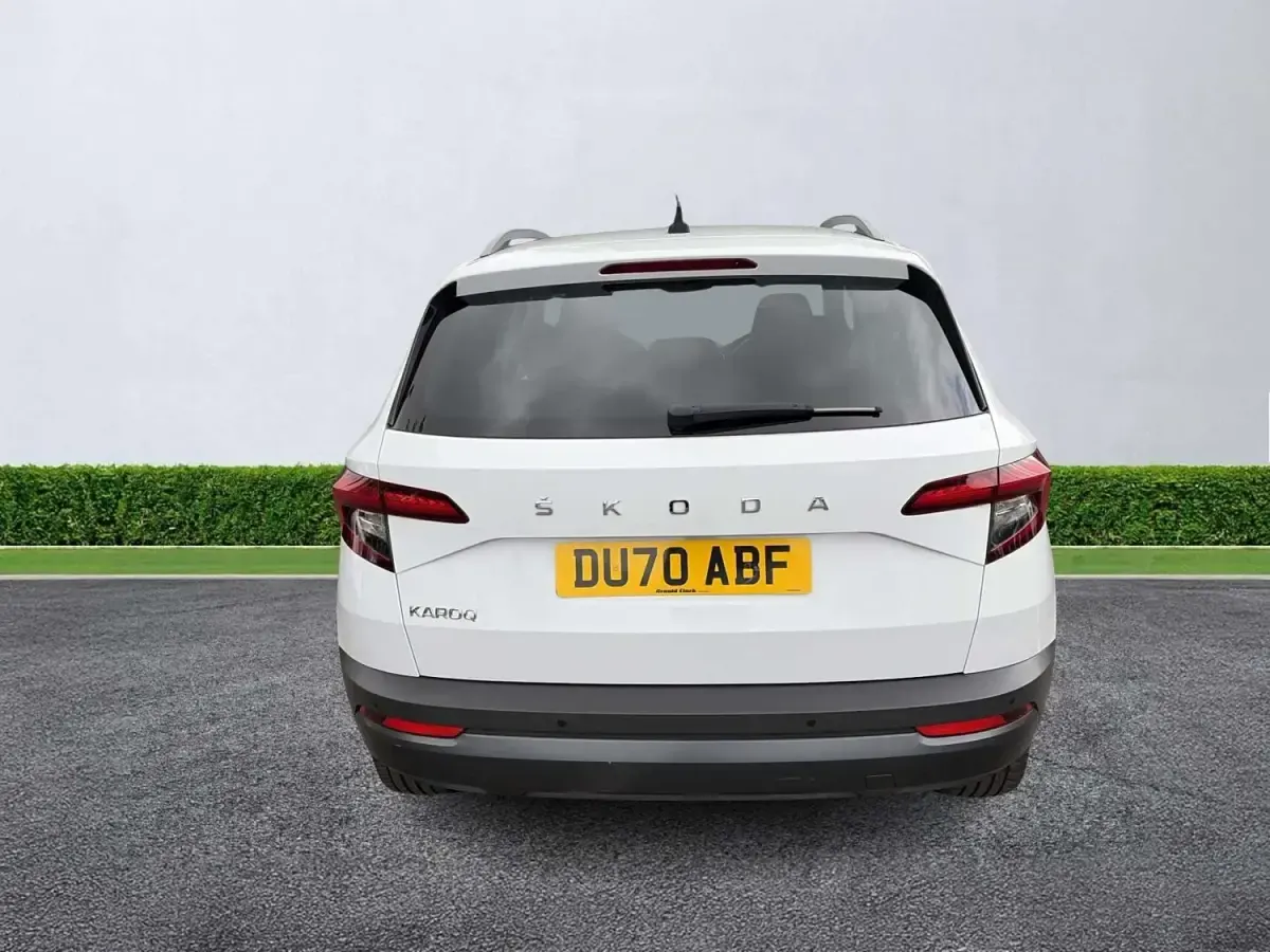 Usado Skoda Karoq SE 116 CV (85 kW) 2020 Blanco SUV
