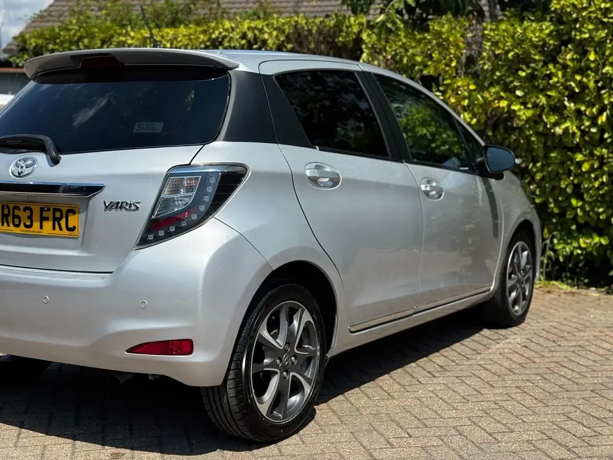 Used Toyota Yaris Multidrive S 99 HP (72 kW) 2013 Silver Hatchback