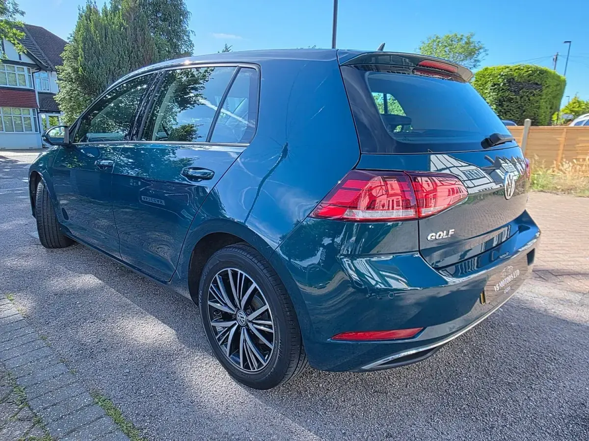 Used VW Golf VII SE 125 HP (91 kW) 2017 Green Hatchback