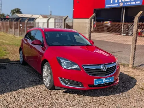 Used Vauxhall Insignia SRi 163 HP (119 kW) 2015 Red Estate