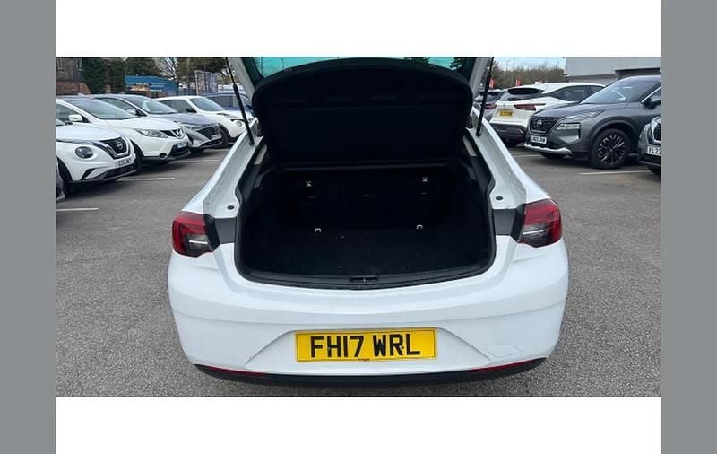 Used Vauxhall Insignia SRi 165 HP (121 kW) 2017 White Hatchback