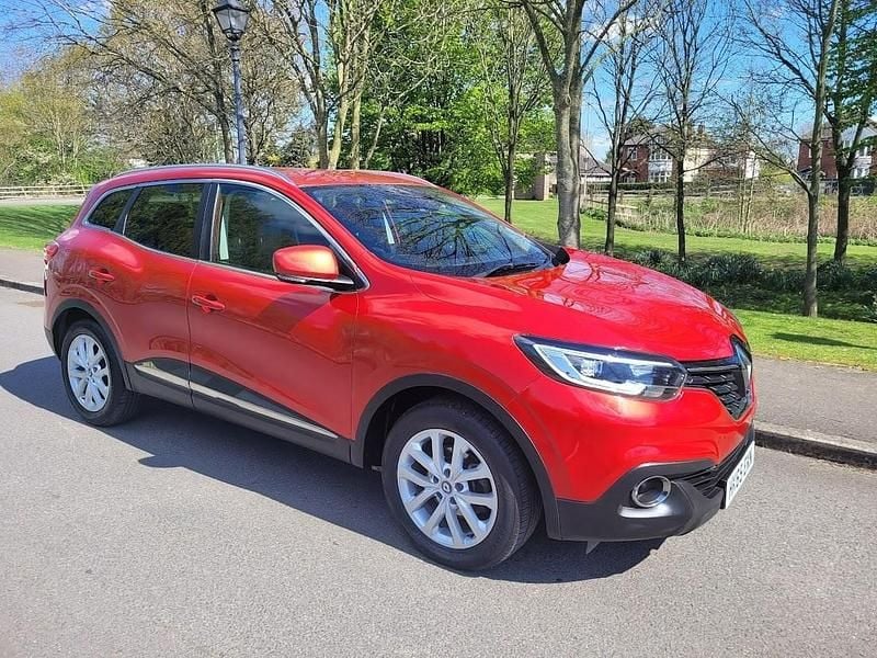 Red Used 2015 Renault Kadjar Dynamique SUV | £6,495 (Fair price) - Image 1/4