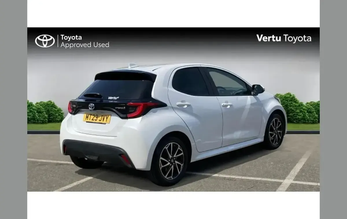 Used Toyota Yaris Design 113 HP (83 kW) 2023 White Hatchback