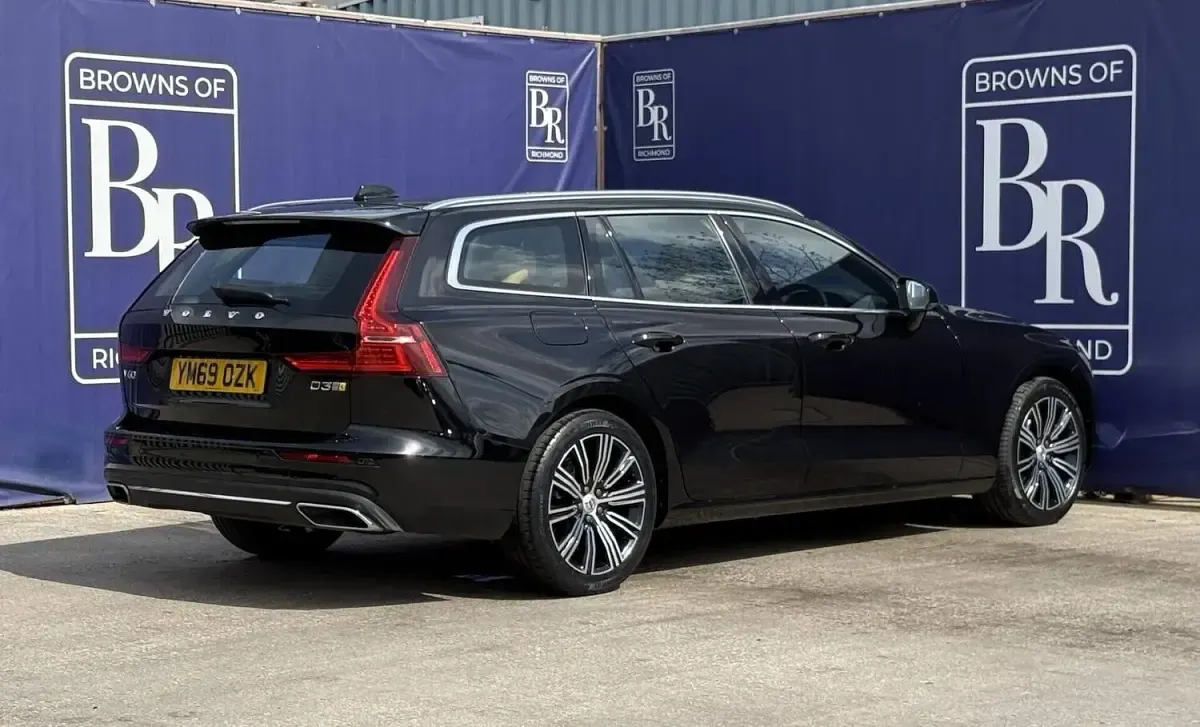 Used Volvo V60 Inscription 147 HP (108 kW) 2019 Black Estate