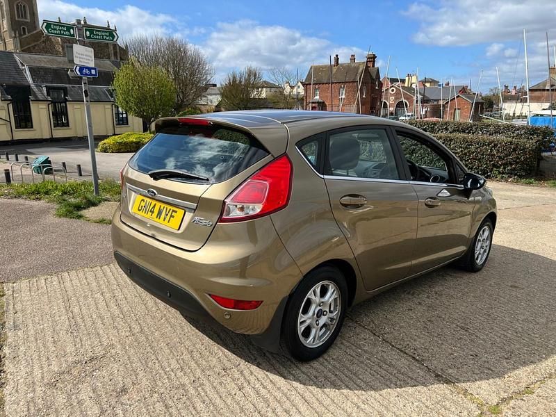 Usado Ford Fiesta Zetec 95 HP (69 kW) 2014 Castanho Citadino