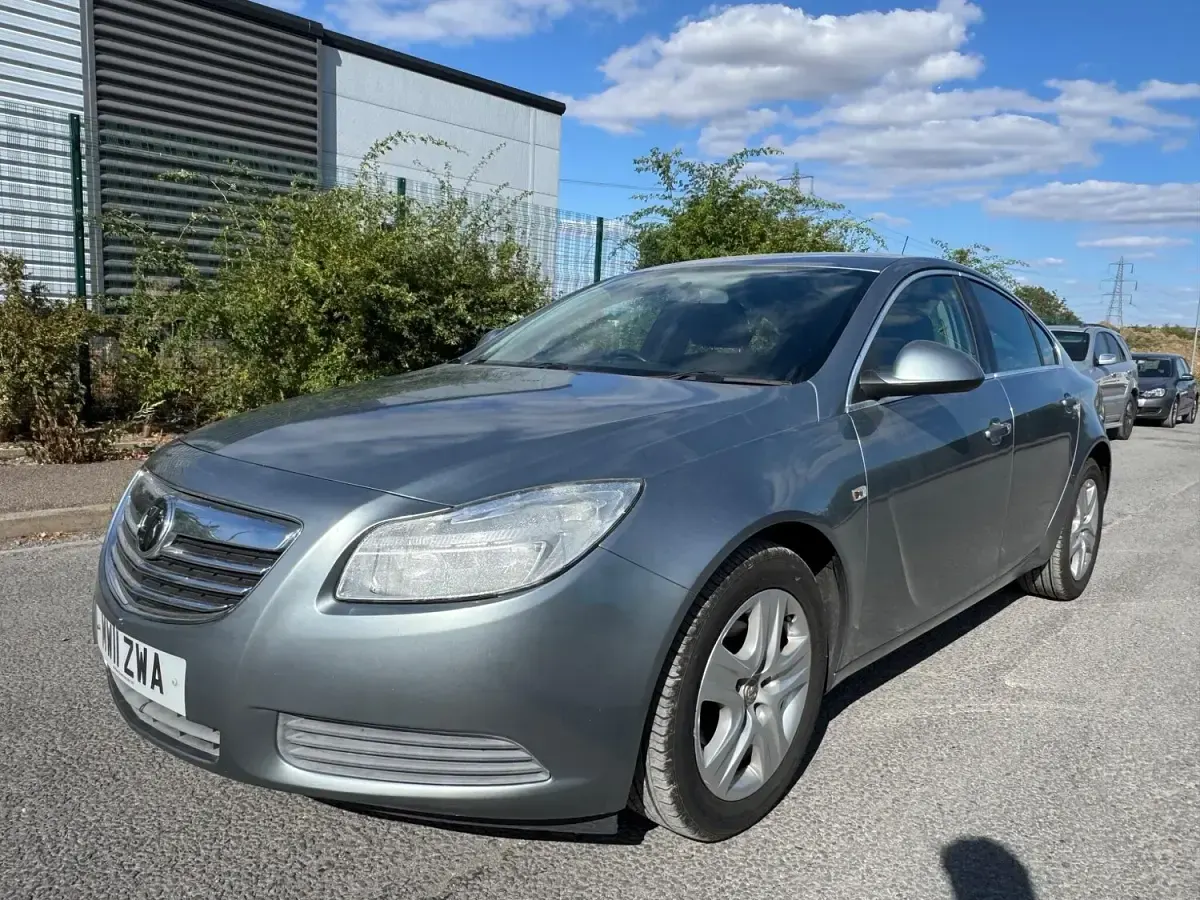 Used Vauxhall Insignia 140 HP (102 kW) 2011 Silver Hatchback