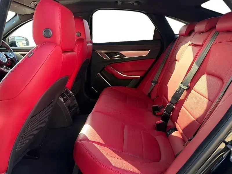 Second-hand Jaguar XF R-Dynamic 200 CP (147 kW) 2023 Negru Berlinǎ