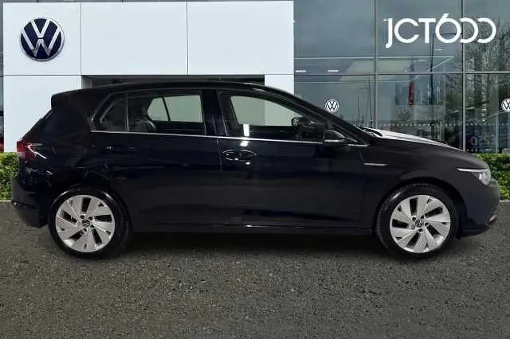 Second-hand VW Golf VIII Style 150 CP (110 kW) 2022 Negru Hatchback