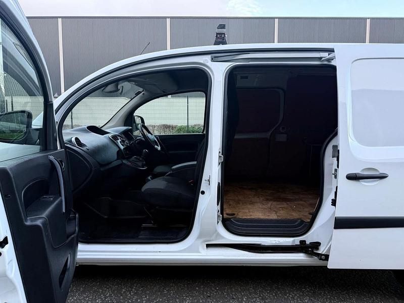 Used Nissan NV250 Tekna 95 HP (69 kW) 2020 White Van