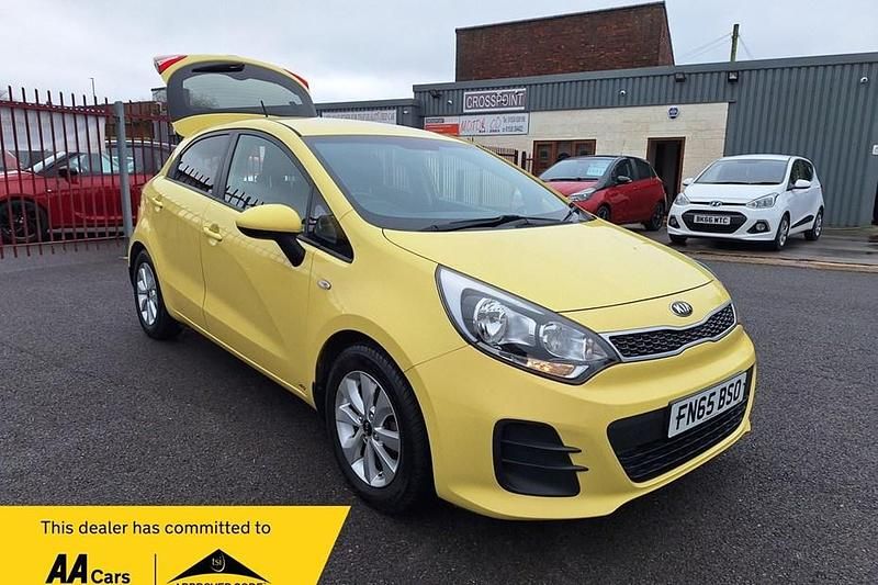 Used Kia Rio 84 HP (61 kW) 2015 Yellow Hatchback