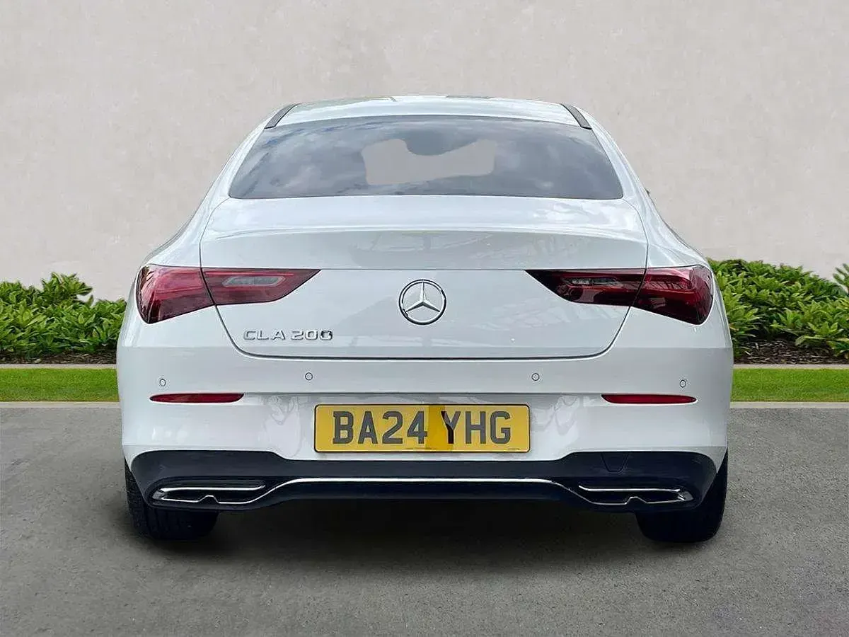 Begagnad Mercedes CLA200 Executive 2024 Vit Sportkupé