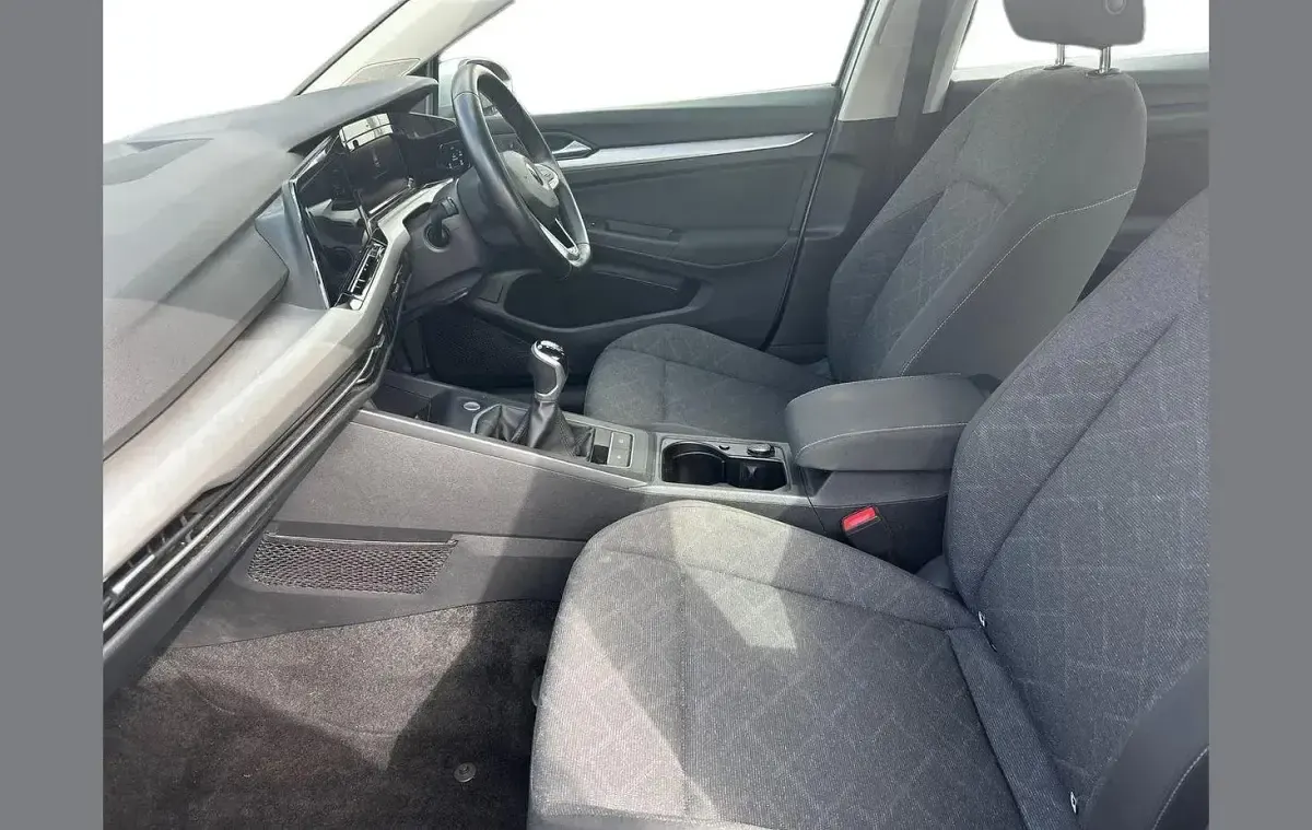 Usado VW Golf VIII Life 147 HP (108 kW) 2021 Prateado Citadino