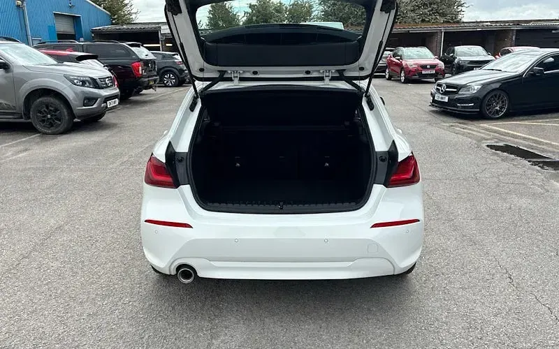 Usado BMW 118 Comfort Edition 140 CV (102 kW) 2020 Blanco Utilitario