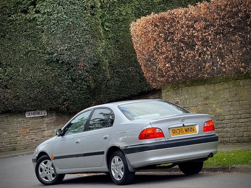 Used Toyota Avensis 110 HP (80 kW) 1998 Silver Sedan