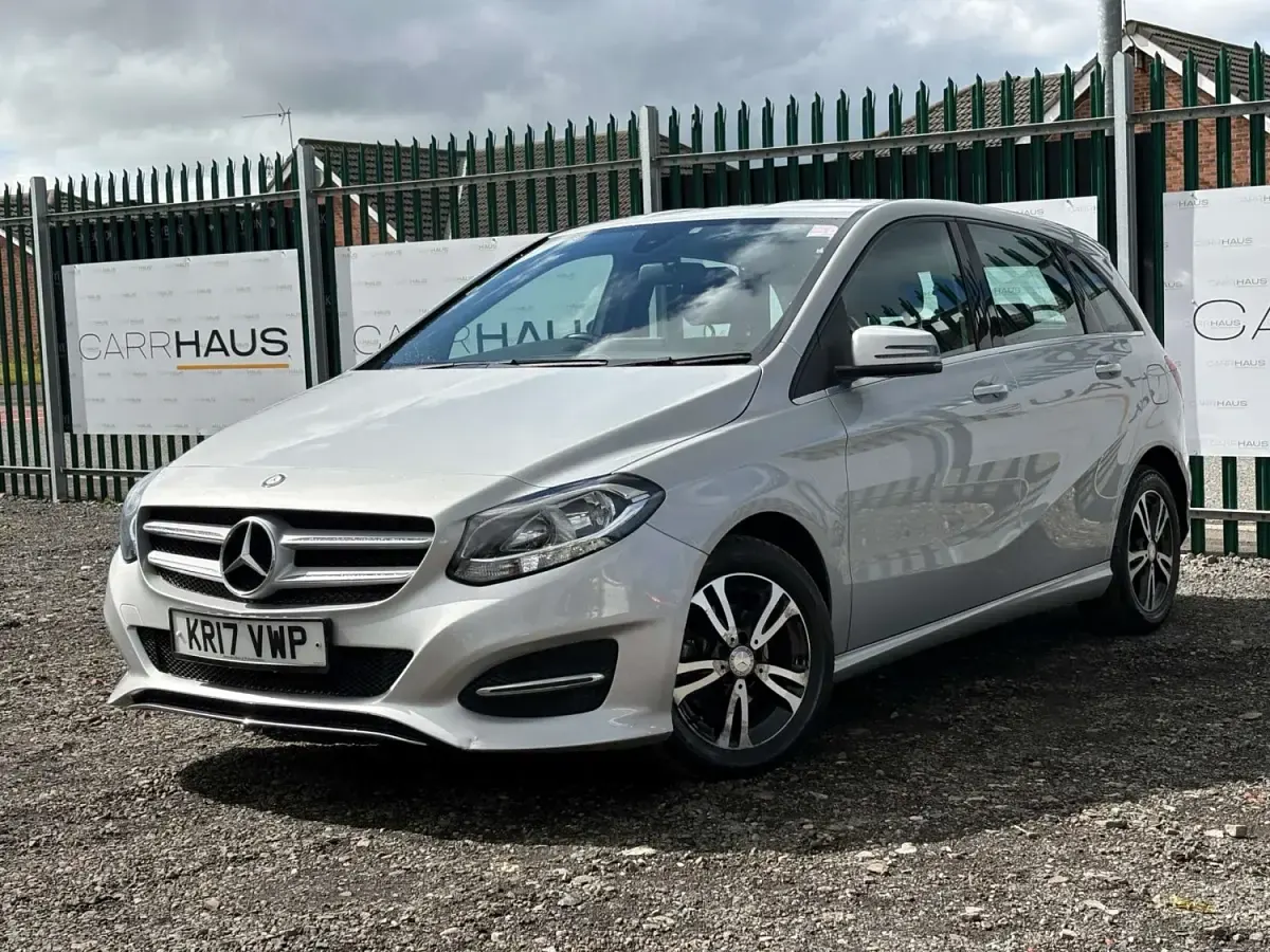 Usado Mercedes B180 SE 109 HP (80 kW) 2017 Prateado Monovolume