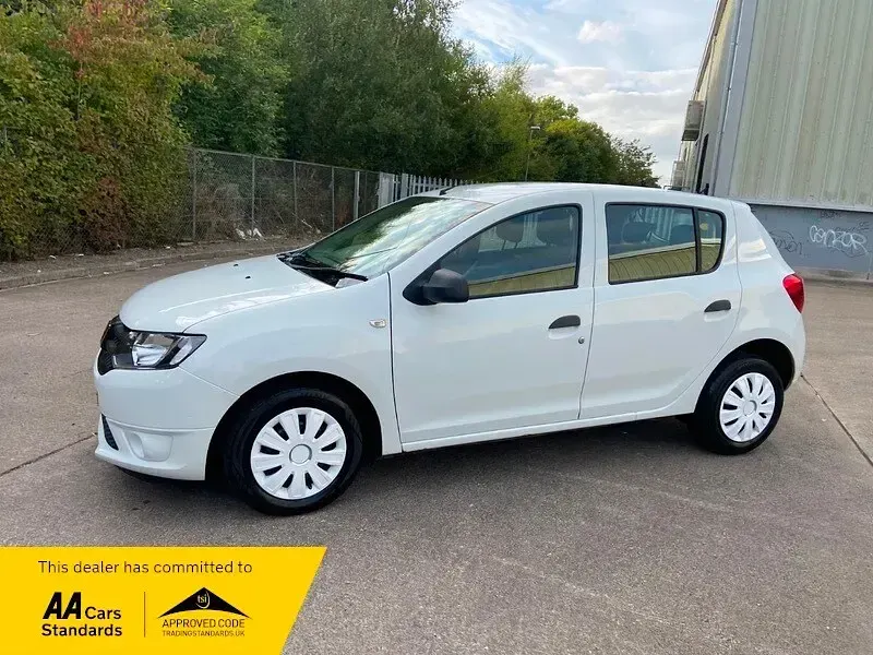Used Dacia Sandero Ambiance 75 HP (55 kW) 2015 White Hatchback