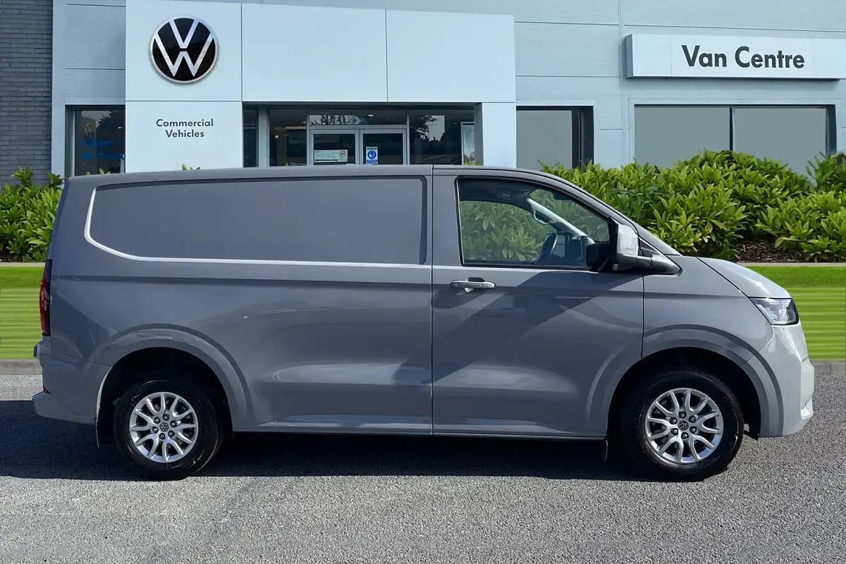 Usado VW Transporter Pro 110 HP (80 kW) 2025 Cinzento Van
