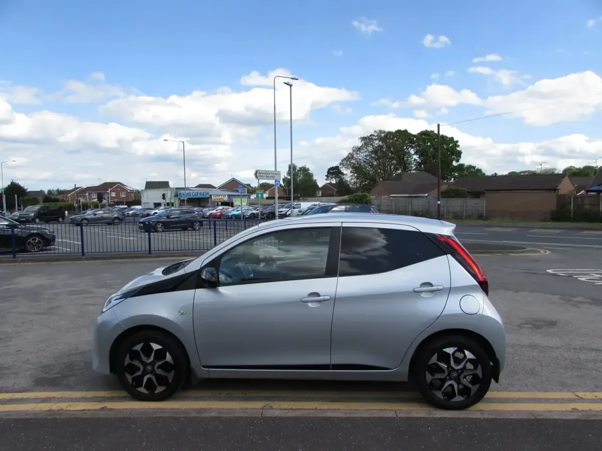 Usado Toyota Aygo Trend 72 CV (52 kW) 2019 Plateado Utilitario