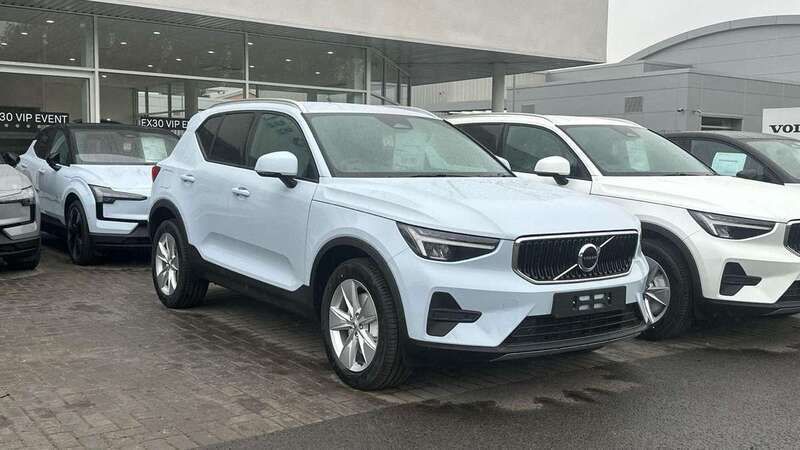 Blue New 2025 Volvo XC40 Core SUV | £33,990 (Good price) - Image 1/4