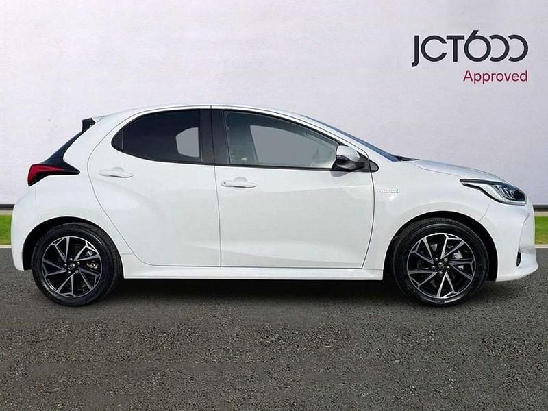 Used Toyota Yaris Hybrid Design 113 HP (83 kW) 2021 White Hatchback