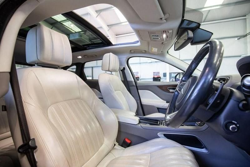 Second-hand Jaguar F-Pace Portfolio 180 CP (132 kW) 2017 Roșu SUV