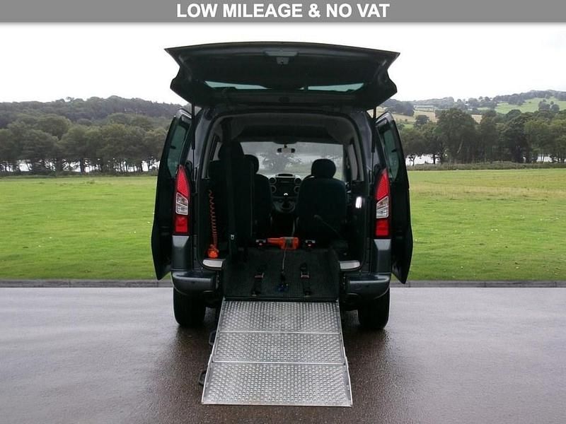 Used Citroën Berlingo Feel 100 HP (73 kW) 2018 Grey MPV