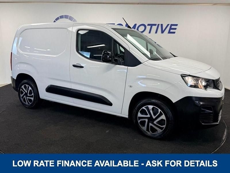 White Used 2022 Peugeot Partner Premium MPV | £9,980 (Super price) - Image 1/4