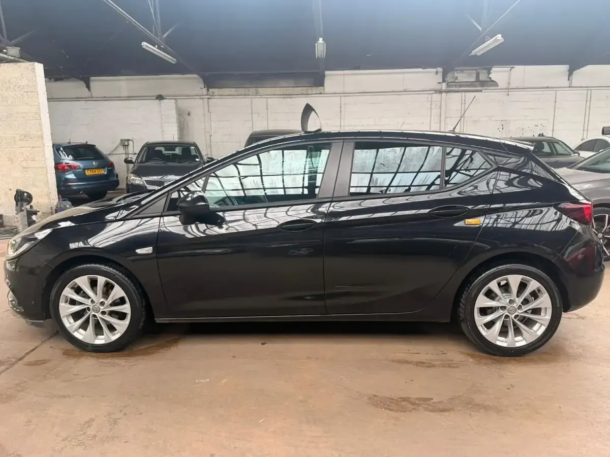 Używany Vauxhall Astra Design Edition 2018 Czarny Hatchback
