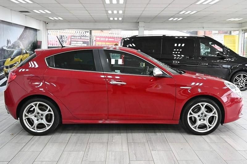 Used Alfa Romeo Giulietta Exclusive 150 HP (110 kW) 2015 Red Hatchback