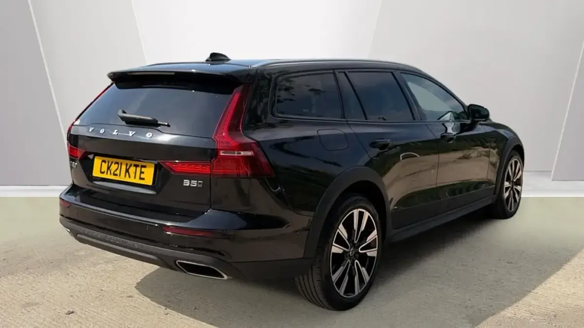 Used Volvo V60 CC 250 HP (183 kW) 2021 Black Estate