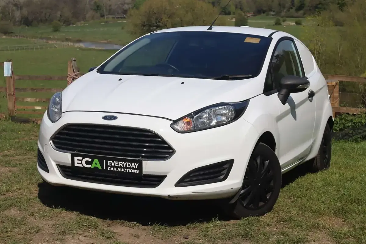 Used Ford Fiesta 94 HP (69 kW) 2015 White Van