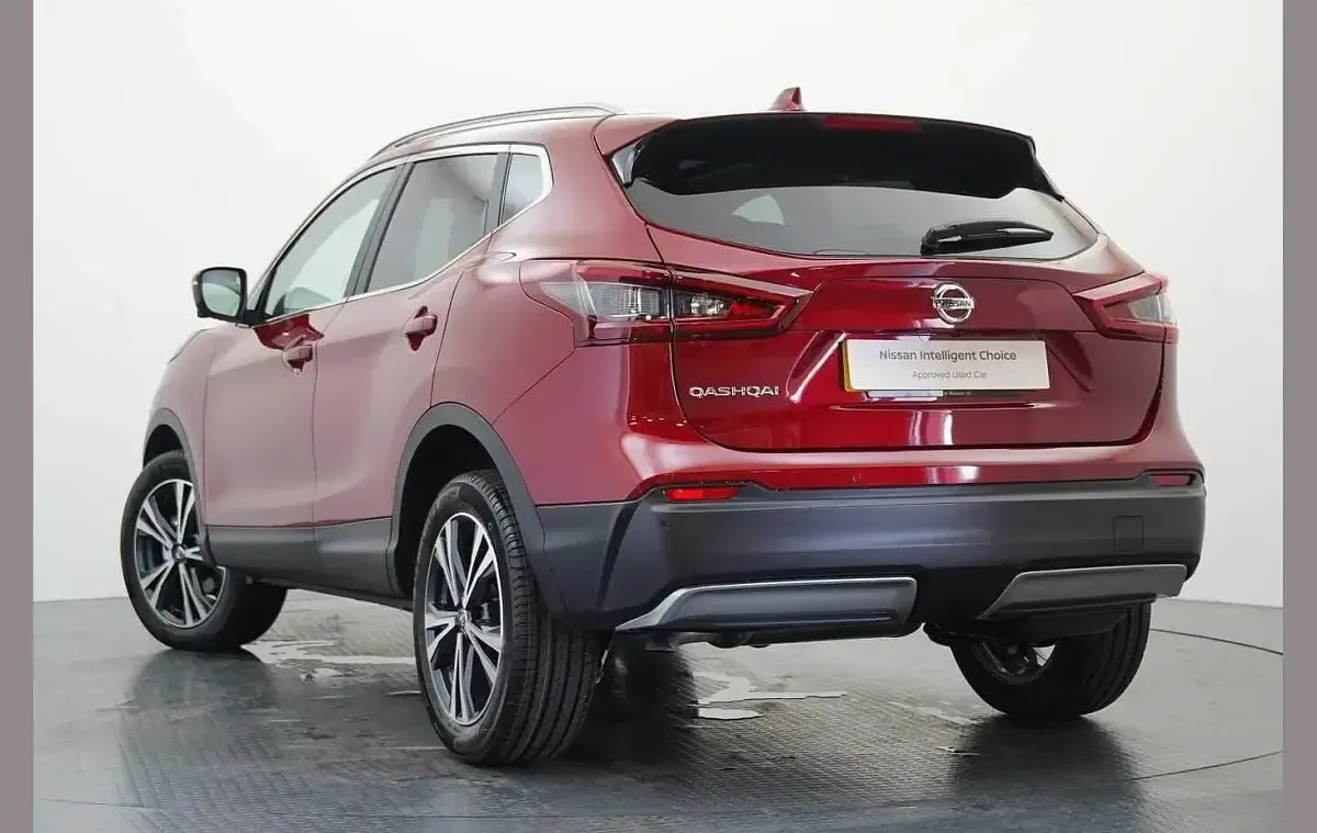 Used Nissan Qashqai N-Connecta 115 HP (84 kW) 2018 Red SUV
