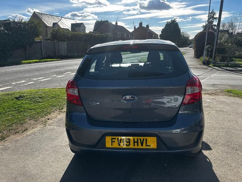 Usado Ford Ka Plus Zetec 85 HP (62 kW) 2019 Cinzento Citadino