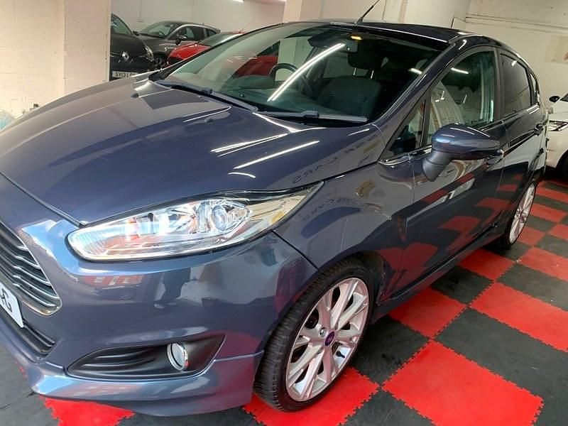 Used Ford Fiesta Titanium 100 HP (73 kW) 2014 Grey Hatchback