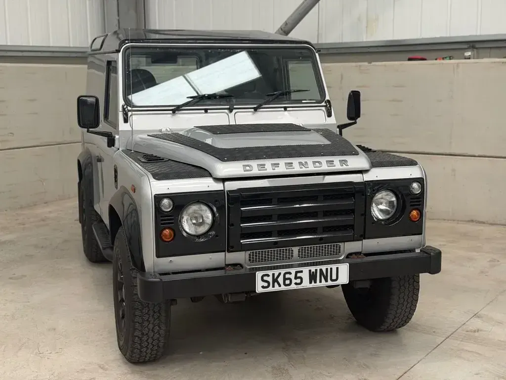 Used Land Rover Defender 122 HP (89 kW) 2015 Silver SUV