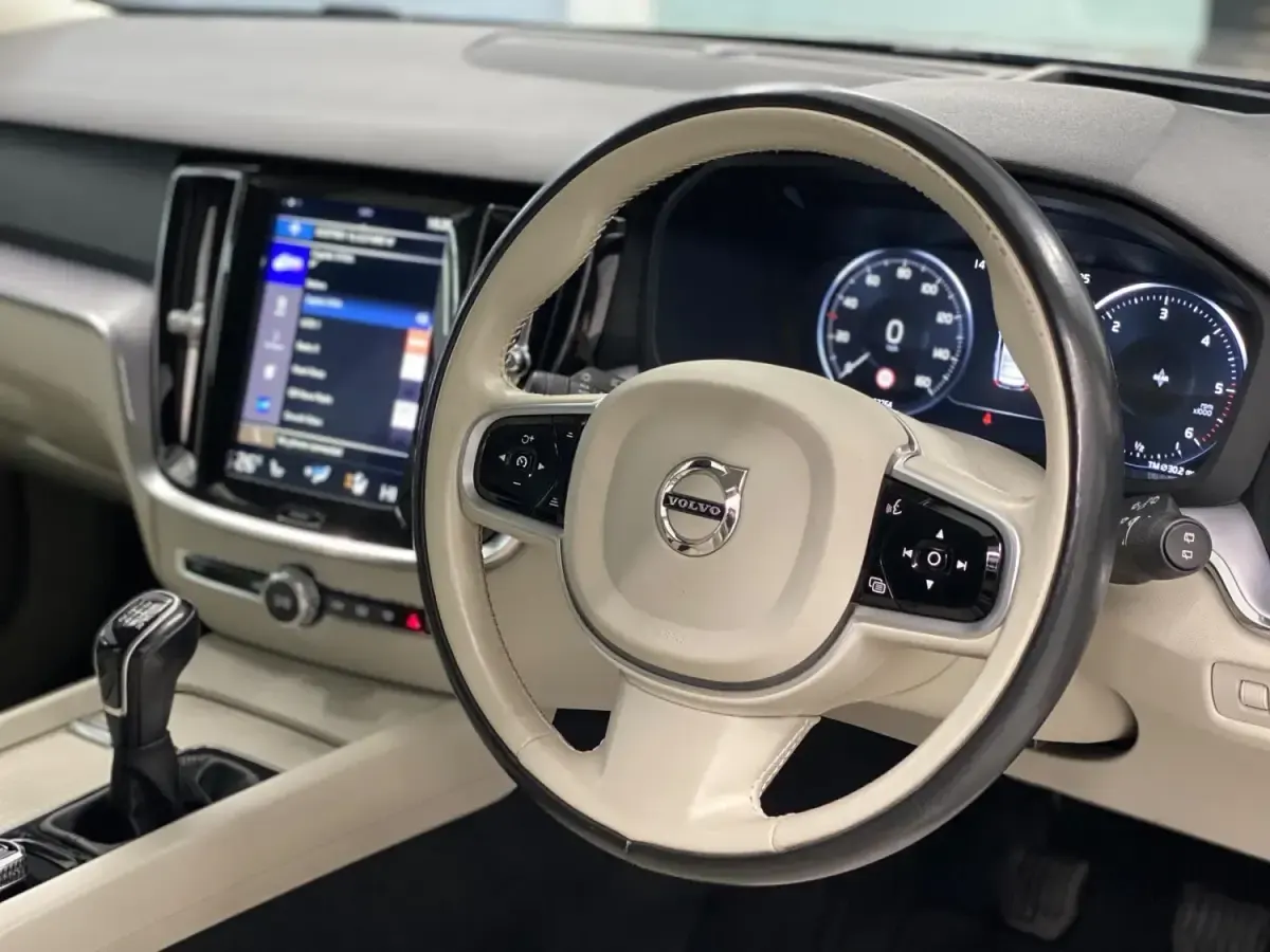 Usado Volvo V60 Momentum 150 CV (110 kW) 2019 Gris Familiar