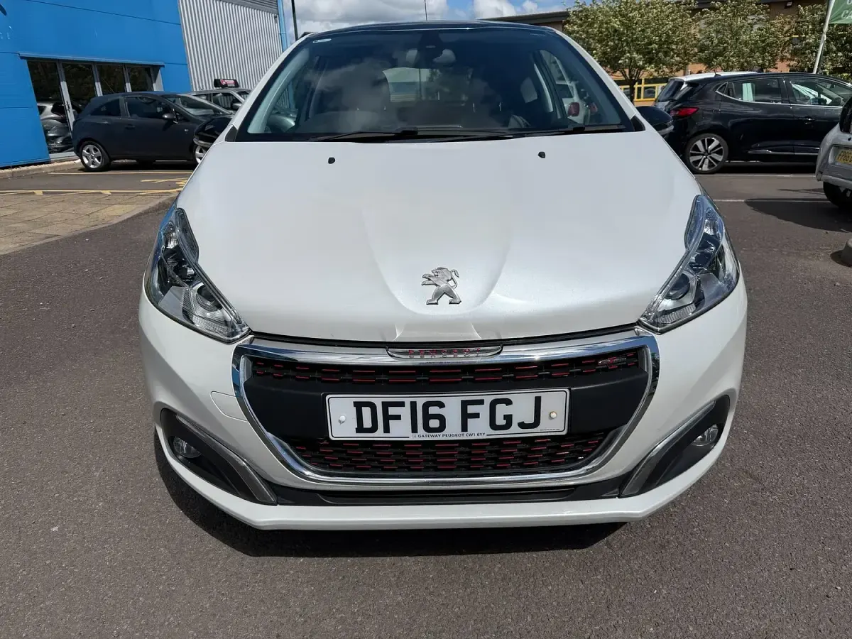 Used Peugeot 208 GT-line 110 HP (80 kW) 2016 White Hatchback