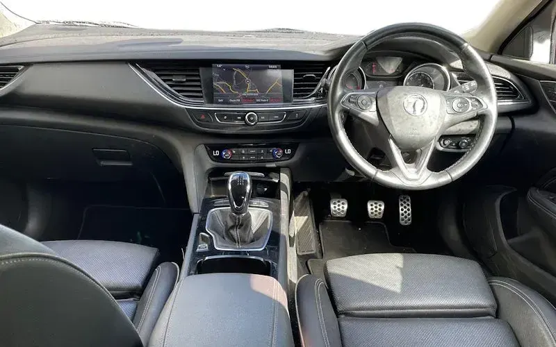 Used Vauxhall Insignia SRi 170 HP (125 kW) 2017 Red Estate