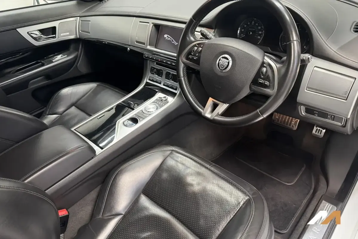 Second-hand Jaguar XF Portfolio 271 CP (199 kW) 2012 Alb Berlinǎ