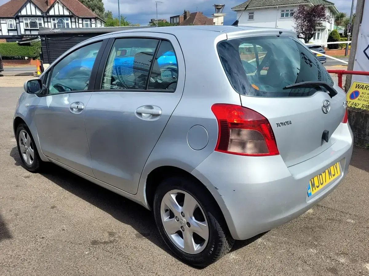 Used Toyota Yaris 85 HP (62 kW) 2007 Silver Hatchback