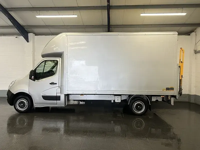 Used Vauxhall Movano 130 HP (95 kW) 2018 Silver MPV