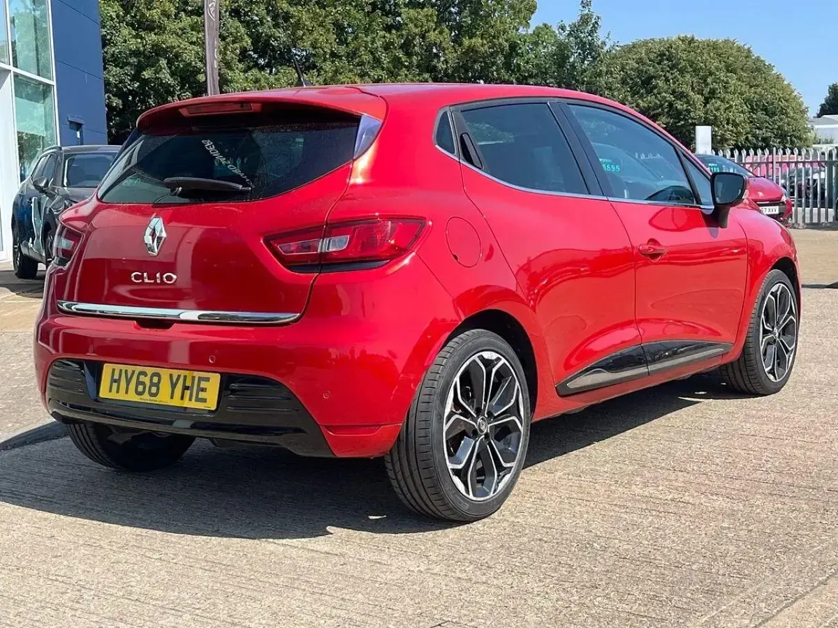Used Renault Clio Iconic 89 HP (65 kW) 2018 Red