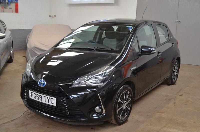 Black Used 2018 Toyota Yaris Hybrid Hatchback | £11,495 (Good price) - Image 1/4