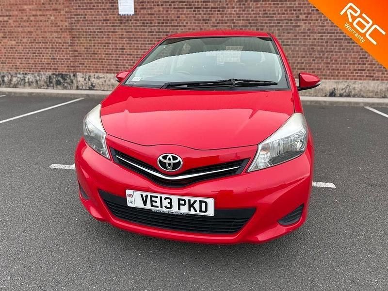 Used Toyota Yaris 99 HP (72 kW) 2013 Red Hatchback