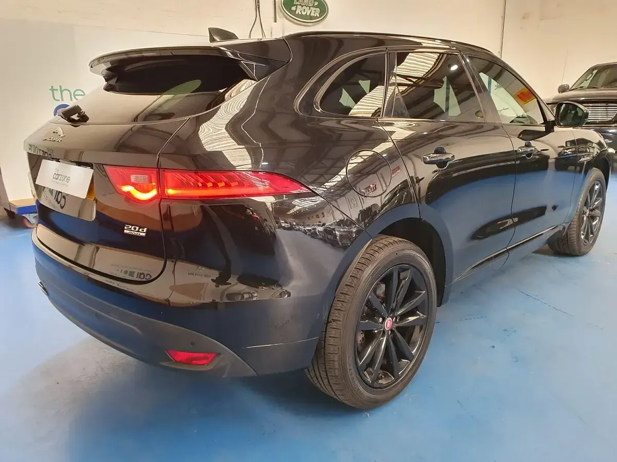 Begagnad Jaguar F-Pace Chequered Flag 180 HK (132 kW) 2019 Svart SUV