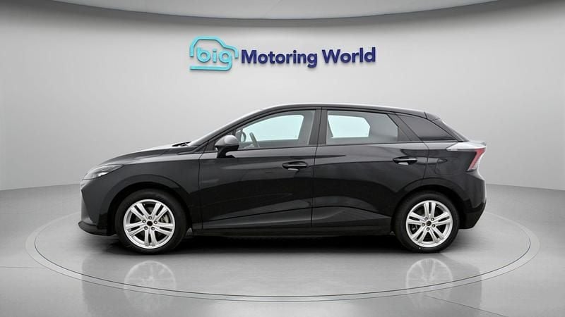 Begagnad MG MG4 EV SE 319 kW (435 HK) 2023 Svart Halvkombi