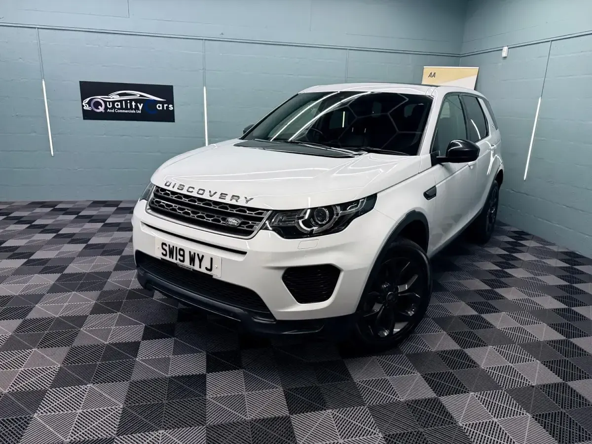 Used Land Rover Discovery 5 Landmark 2019 White SUV