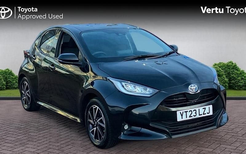 Used 2025 Toyota Yaris Hybrid Design Hatchback | £17,210 (Super price) - Image 1/4