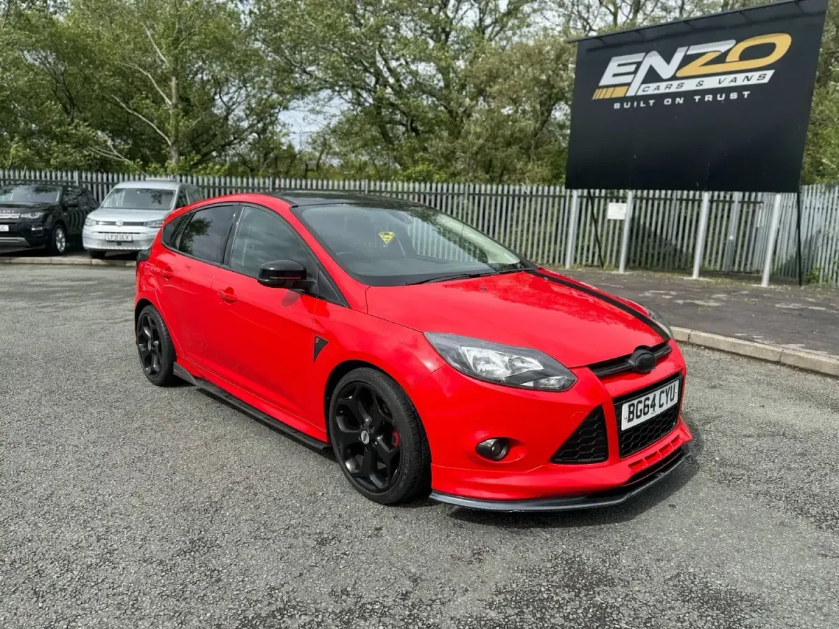 Begagnad Ford Focus Zetec 125 HK (91 kW) 2014 Röd Halvkombi