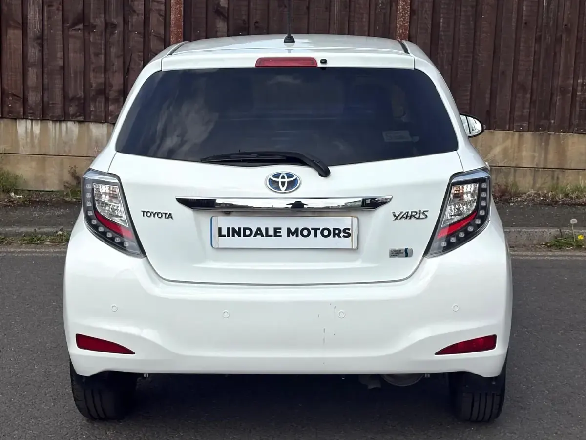 Używany Toyota Yaris Hybrid Plus 2014 Biały Hatchback